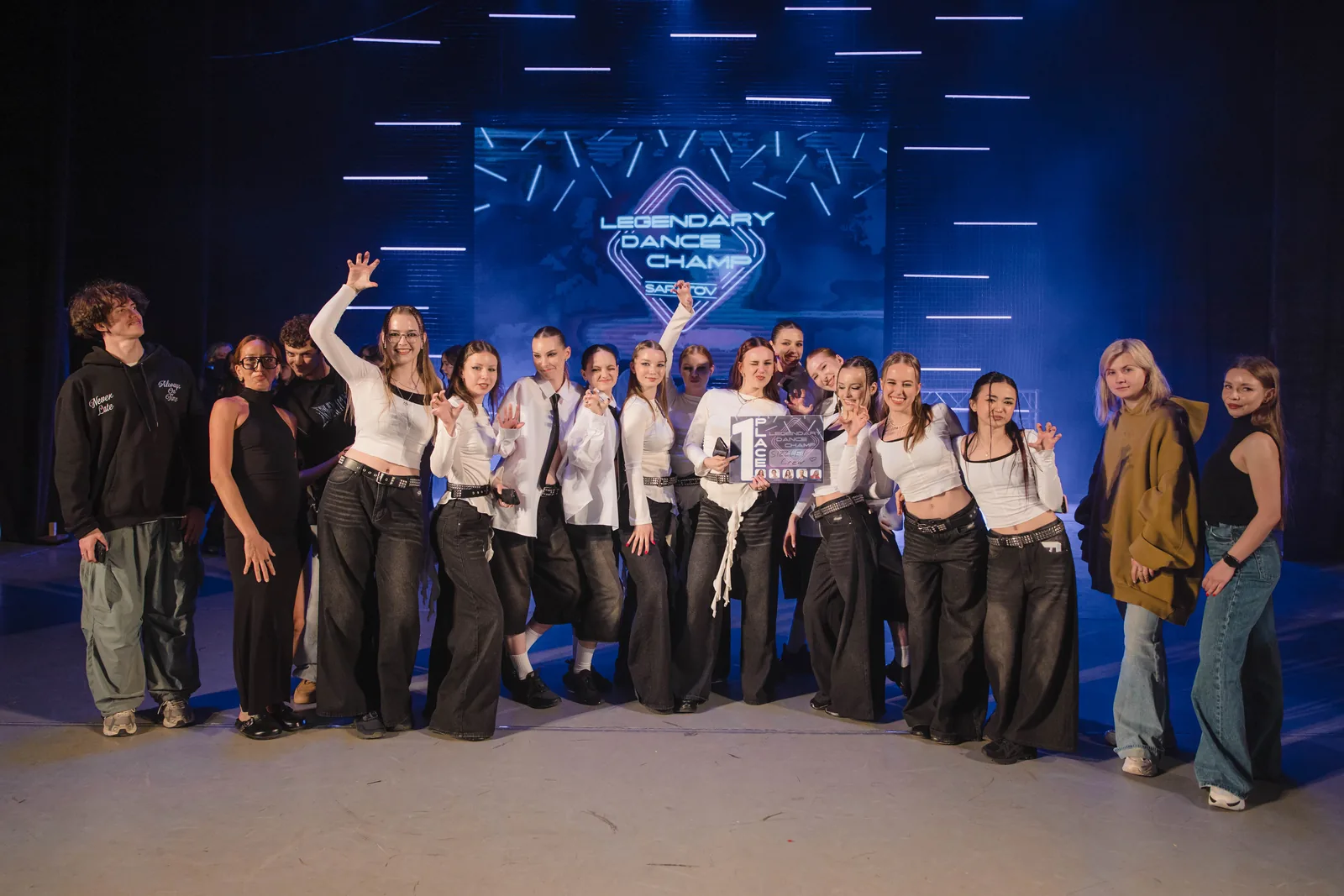 Команда SIZZLE! CREW на сцене Legendary Dance Champ