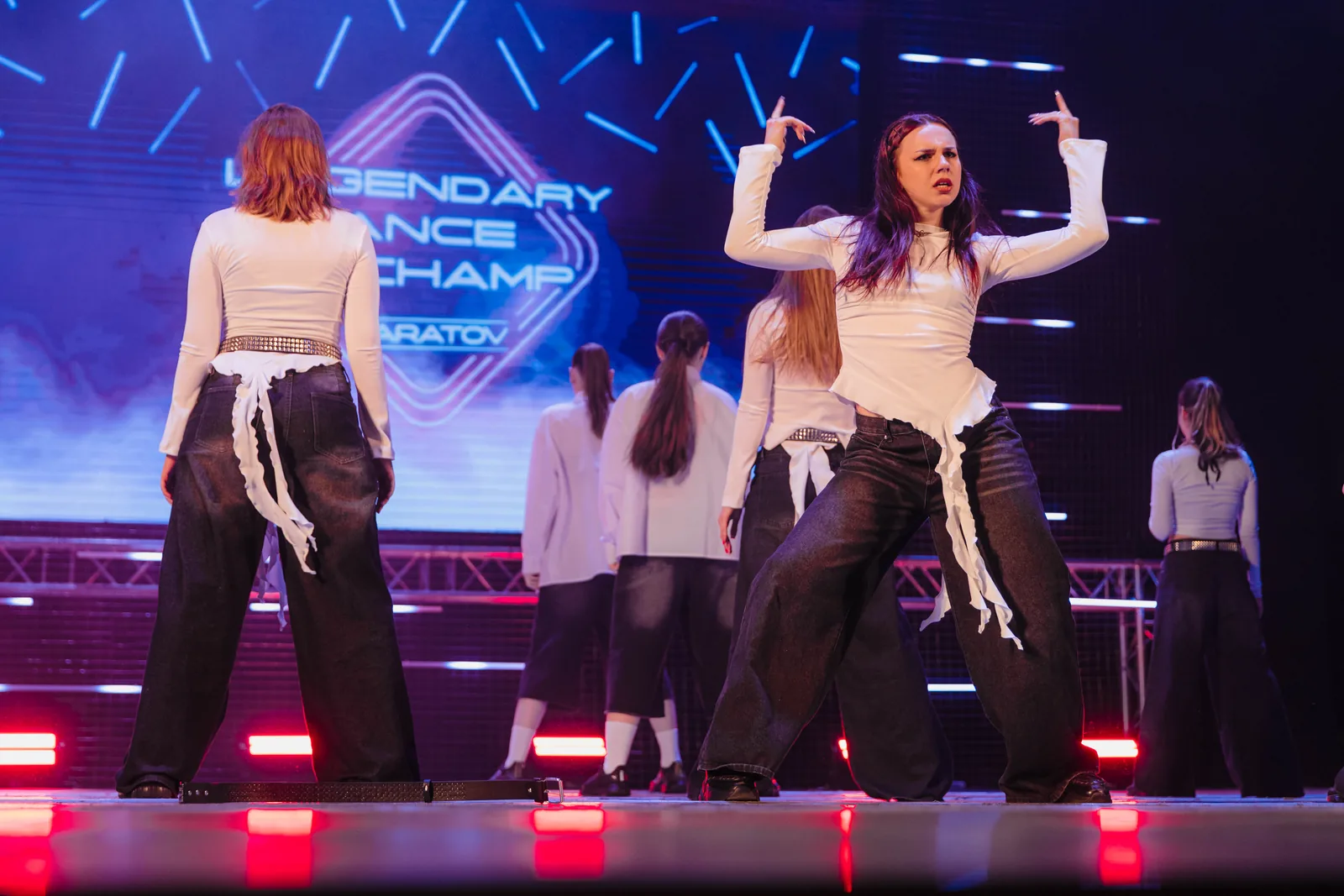 Выступление на сцене Legendary Dance Champ в синем свете